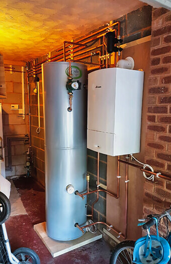 https://plumberosbornepark.com.au/uploads/2025/06/hot-water-684599.jpg